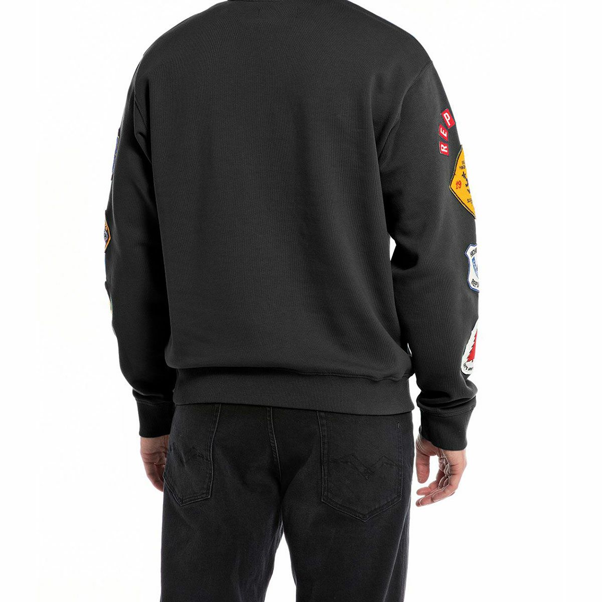 Replay｜ワッペン スリーブ スウェットシャツ｜ブラック｜モデル着用