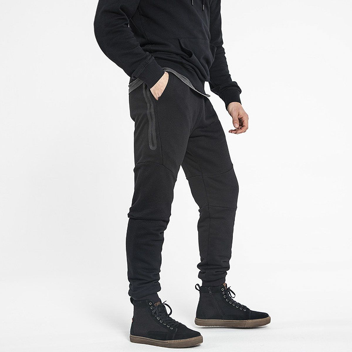 John Doe｜ジョガー XTM パンツ｜その他パンツ｜ブラック｜モデル着用