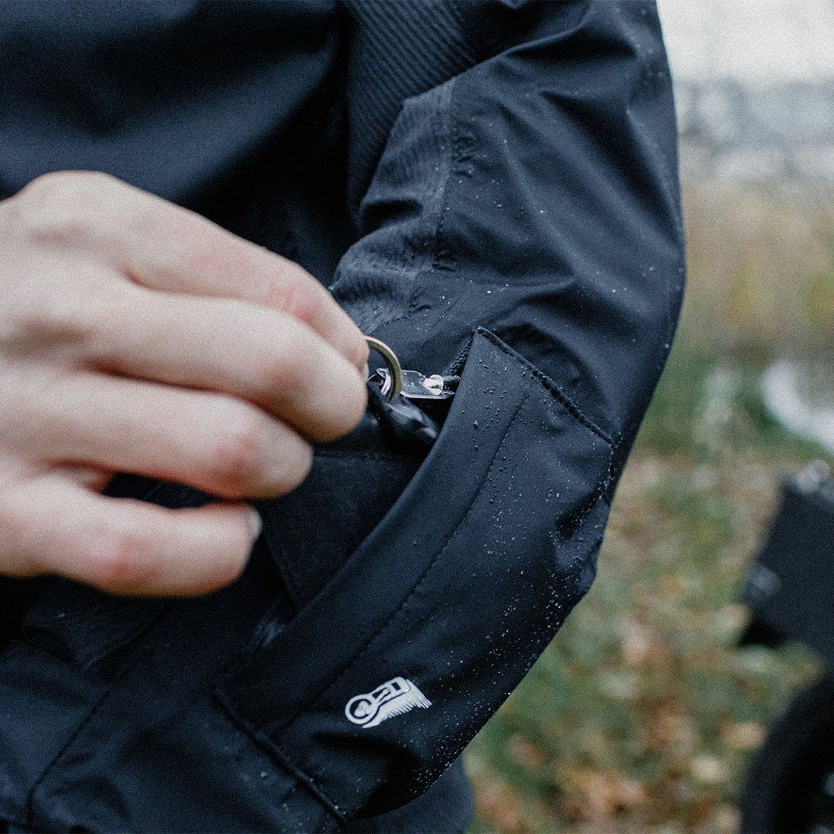 North of Berlin｜スワンプ ジャケット｜レインウェア｜ブラック｜モデル着用