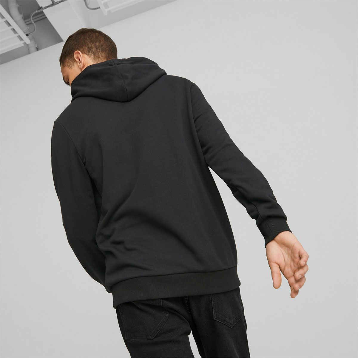 BMW PUMA｜BMW FT エッセンシャル フーディー｜ブラック｜モデル着用