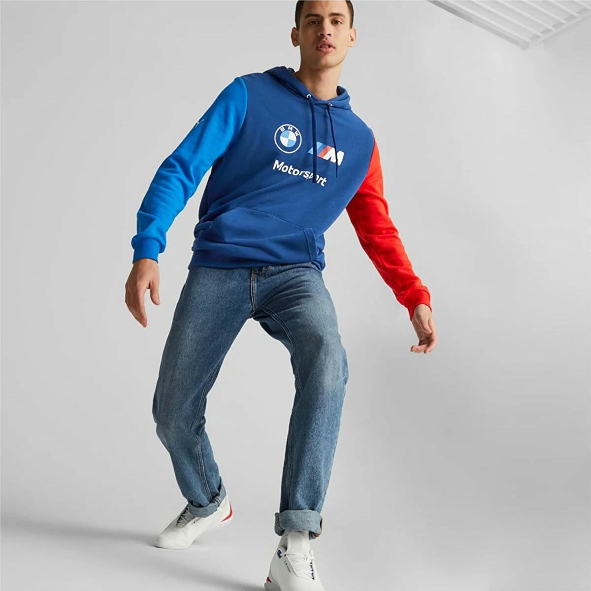 BMW PUMA｜BMW FT エッセンシャル フーディー｜ブルー｜モデル着用