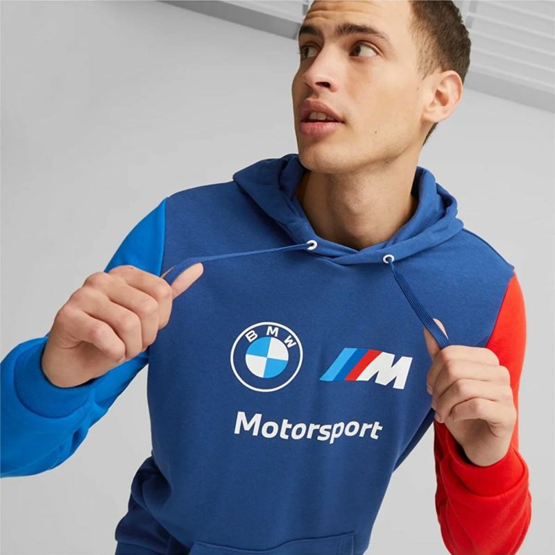 BMW PUMA｜BMW FT エッセンシャル フーディー｜ブルー｜モデル着用