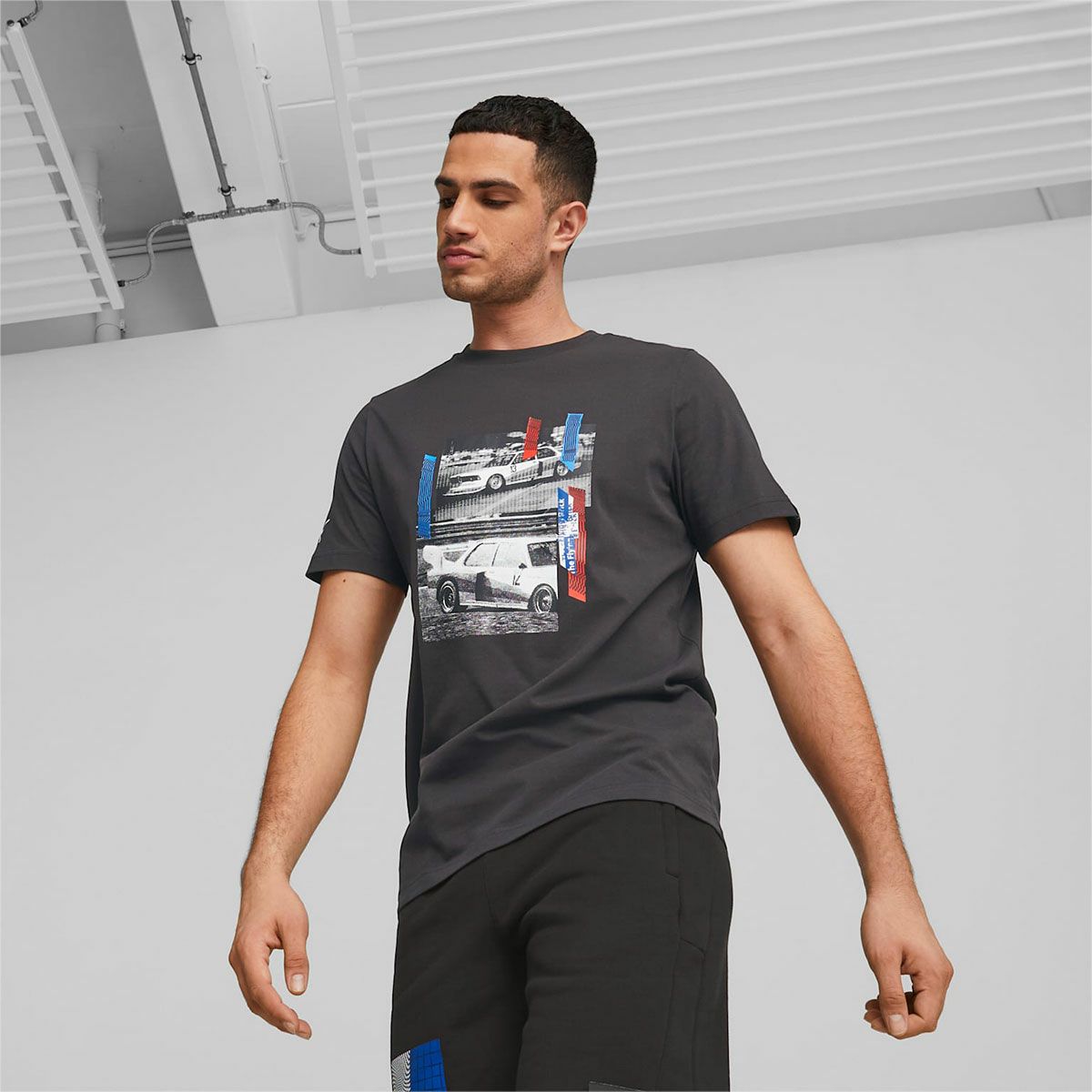BMW PUMA｜BMW グラフィック Tシャツ｜ブラック｜モデル着用