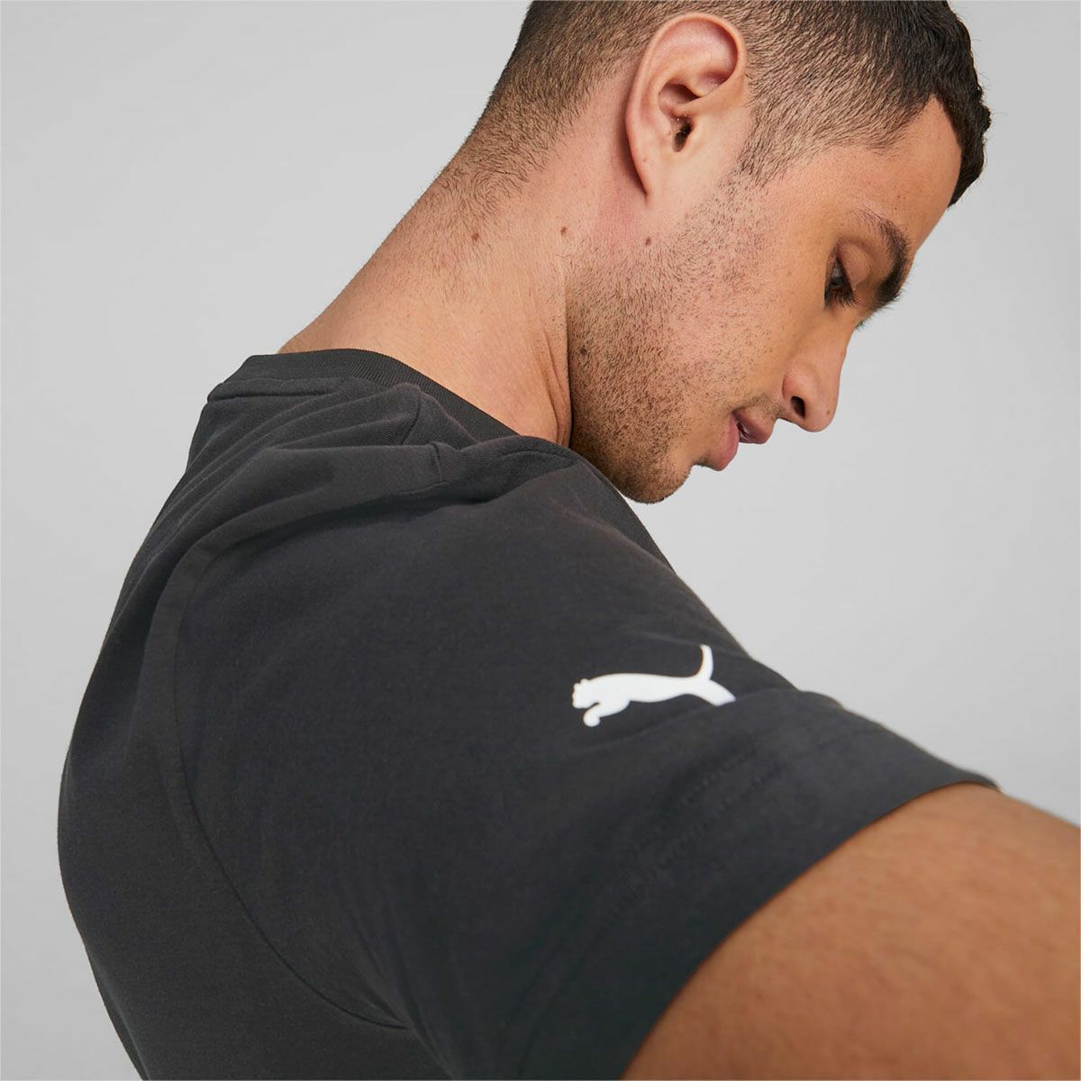 BMW PUMA｜BMW グラフィック Tシャツ｜ブラック｜モデル着用