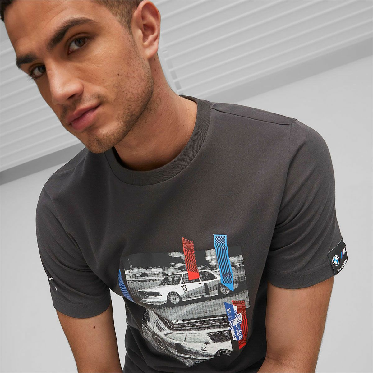 BMW PUMA｜BMW グラフィック Tシャツ｜ブラック｜モデル着用
