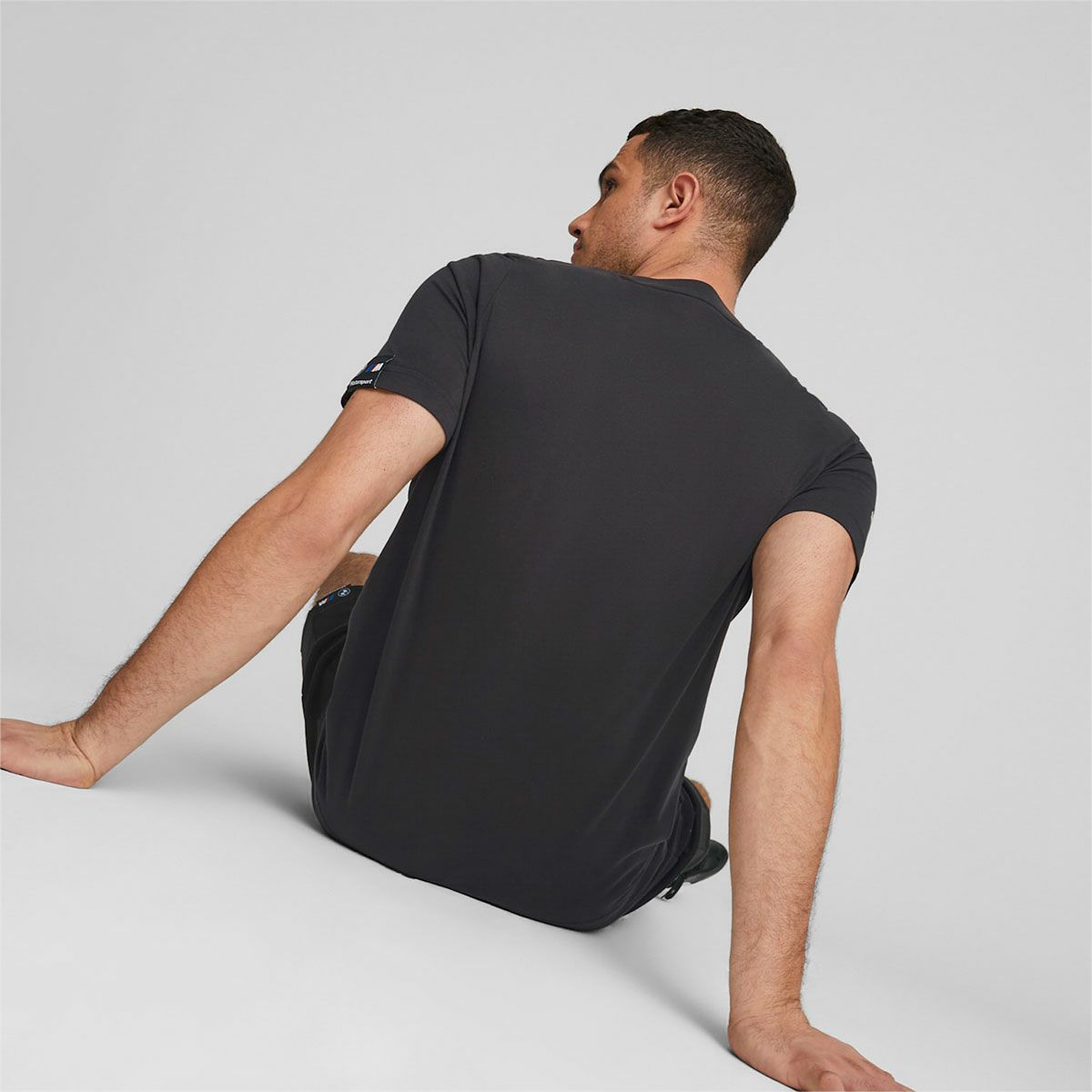 BMW PUMA｜BMW グラフィック Tシャツ｜ブラック｜モデル着用