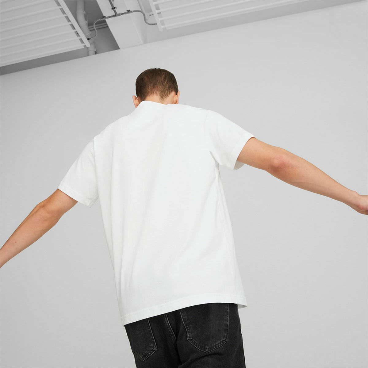 BMW PUMA｜BMW グラフィック Tシャツ｜ホワイト｜モデル着用