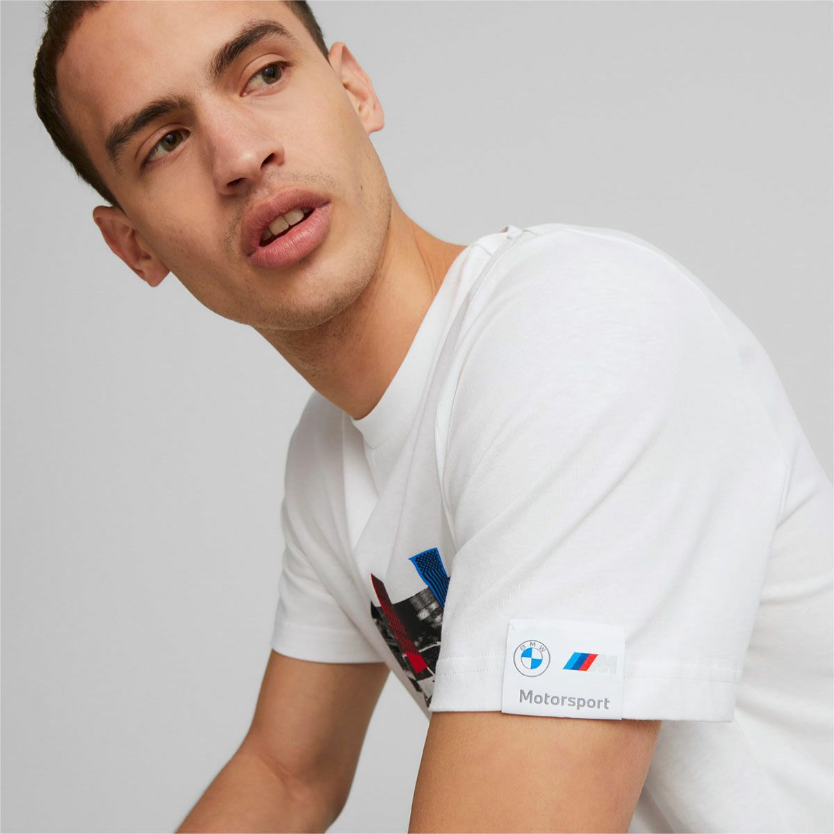 BMW PUMA｜BMW グラフィック Tシャツ｜ホワイト｜モデル着用