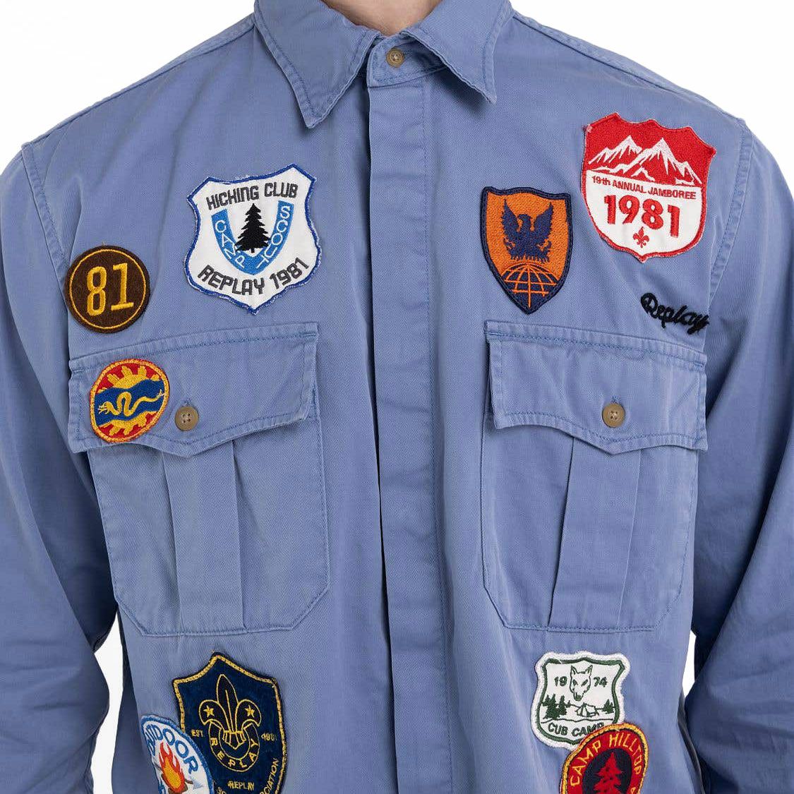 Replay｜コットンツイル パッチ シャツ｜パウダーブルー｜モデル着用