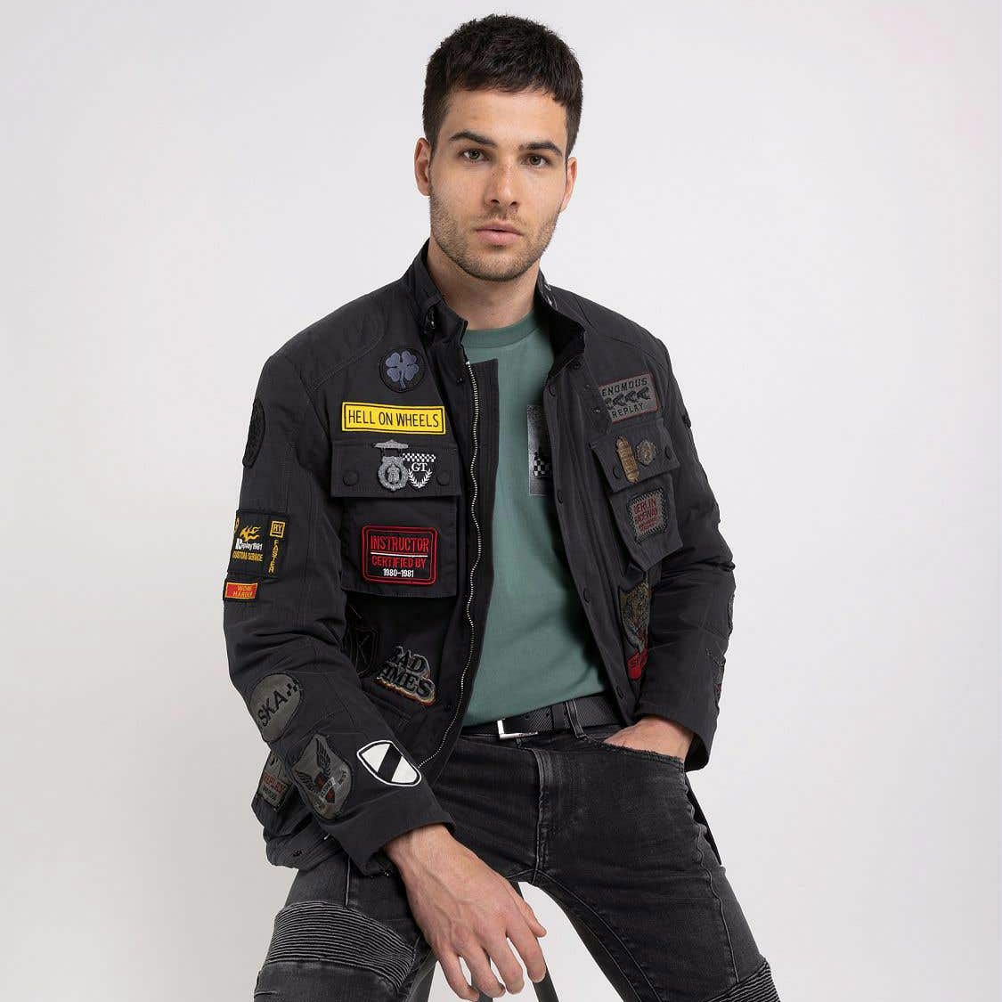 Replay｜ワックスドナイロン ライダーズパッチ バイカージャケット｜ファブリック｜パイレーツブラック｜モデル着用