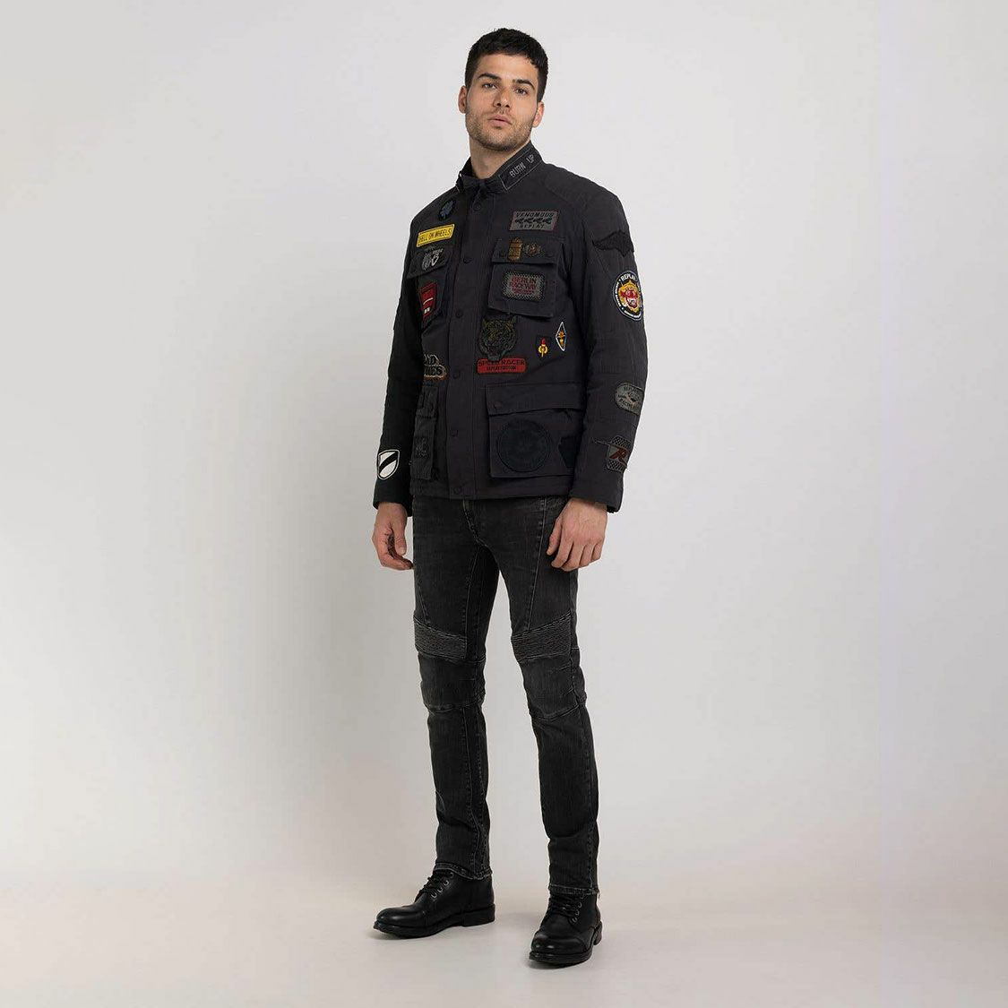 Replay｜ワックスドナイロン ライダーズパッチ バイカージャケット｜ファブリック｜パイレーツブラック｜モデル着用