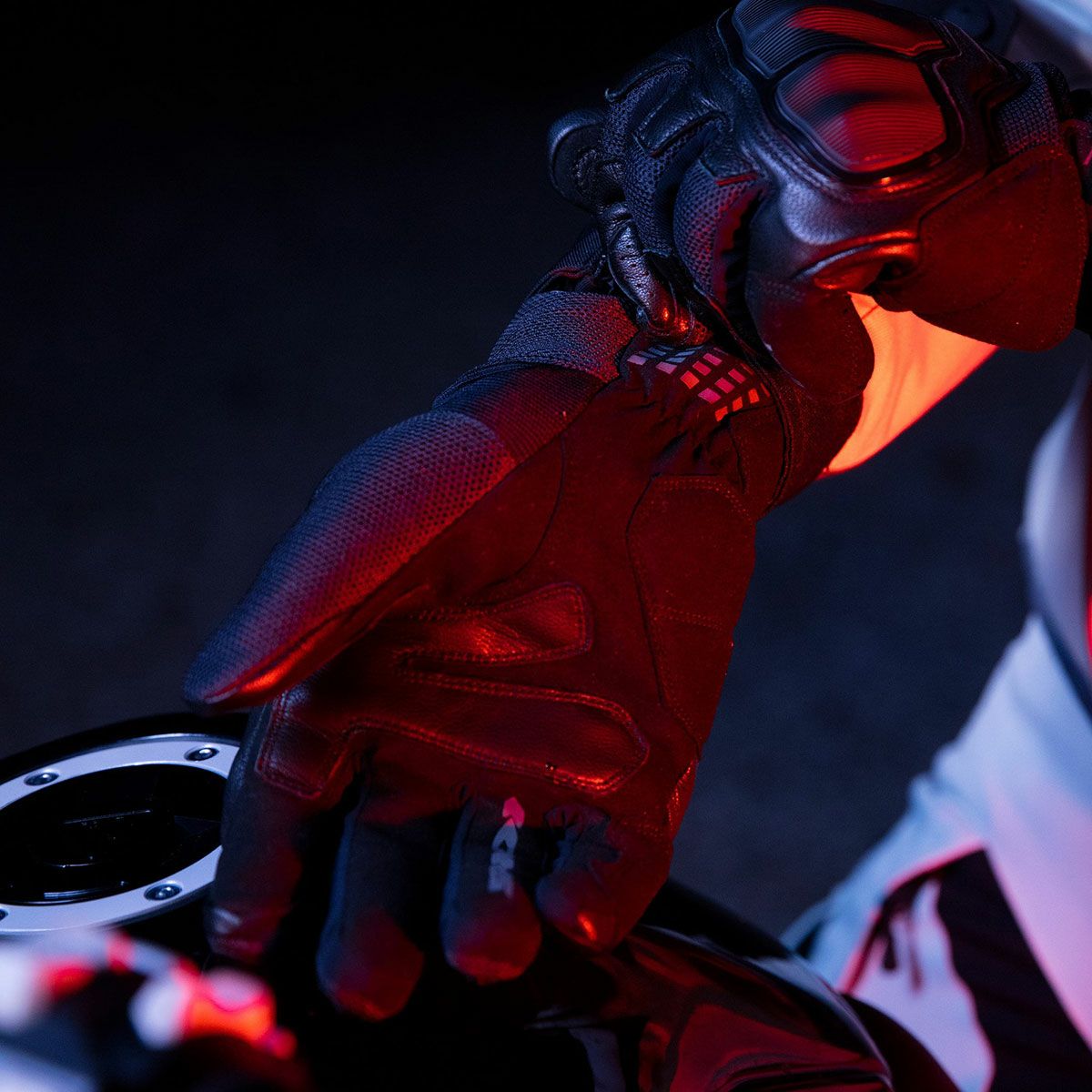 SPIDI｜NKD H2アウト グローブ｜3シーズン｜ブラック｜モデル着用