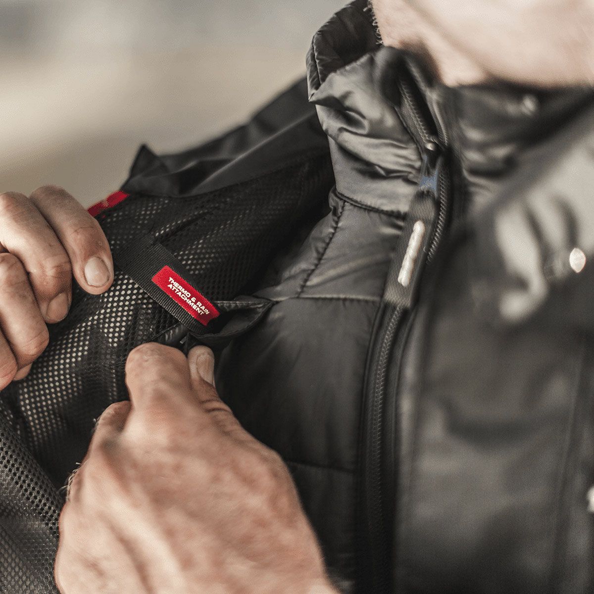 SPIDI｜サーモライナー｜インナージャケッ｜ブラック｜モデル着用