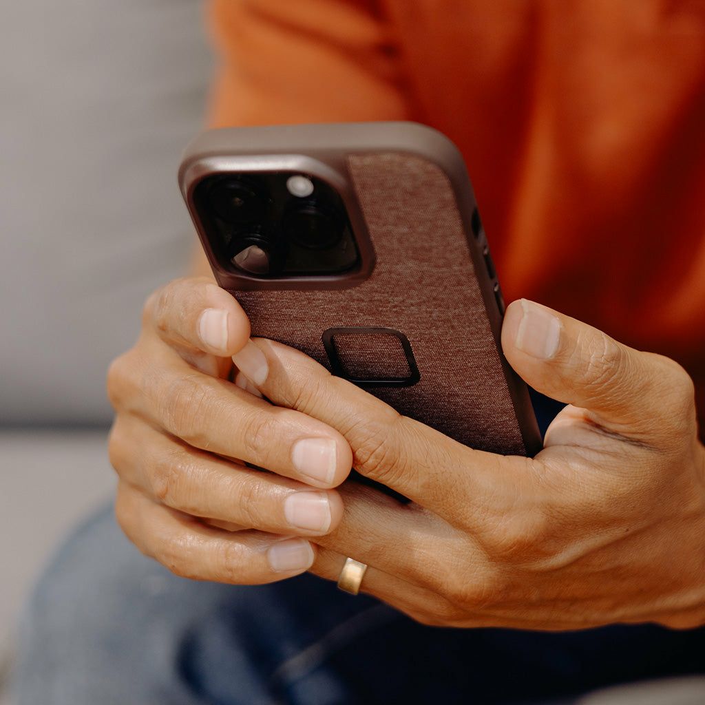 Peak Design｜エブリデイケース iPhone15 Pro V2｜その他雑貨｜レッドウッド｜使用イメージ