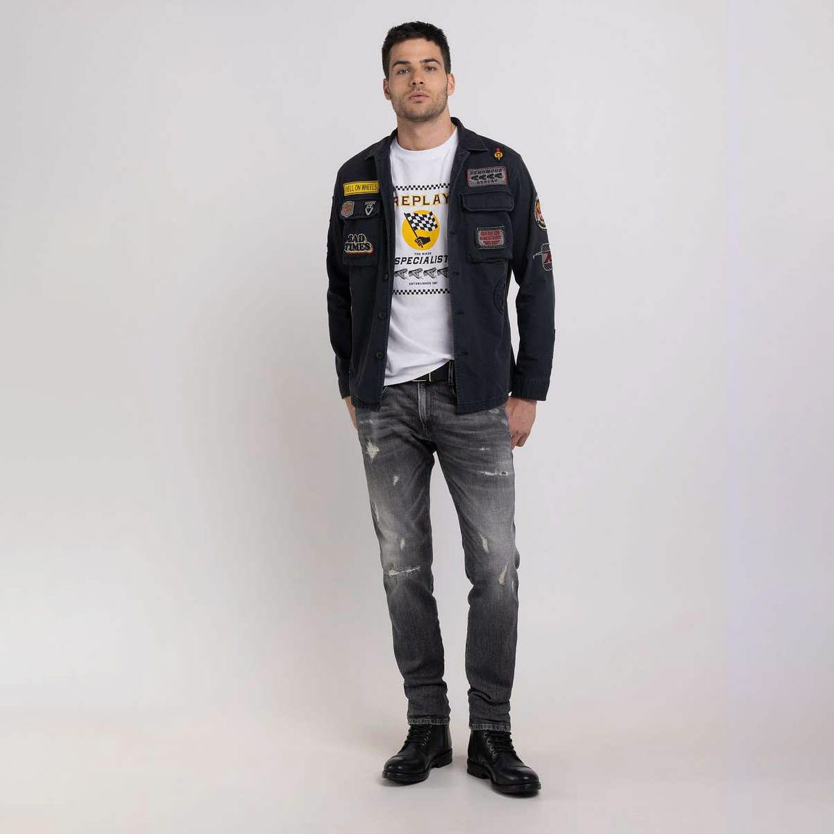 Replay｜レーサーパッチシャツ｜チャコール｜モデル着用