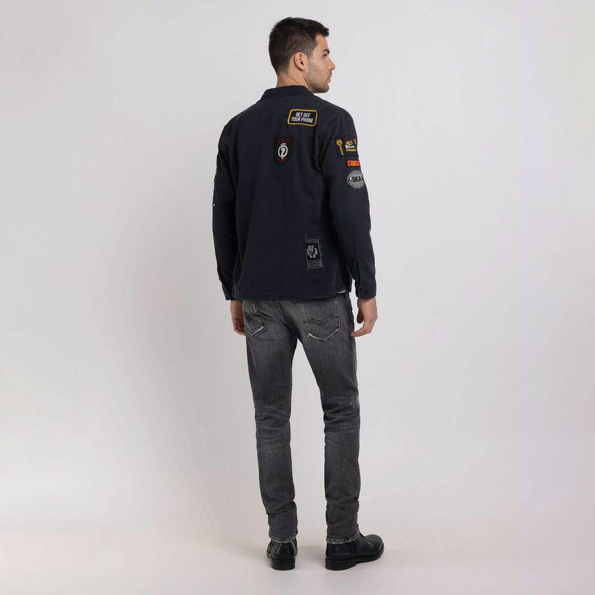 Replay｜レーサーパッチシャツ｜チャコール｜モデル着用