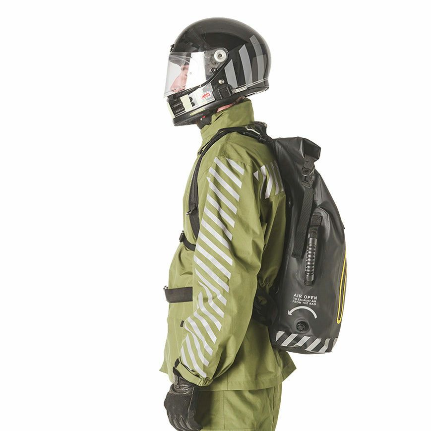 Fuel Motorcycles｜エクスペディション バックパック｜ブラック×イエロ｜モデル着用