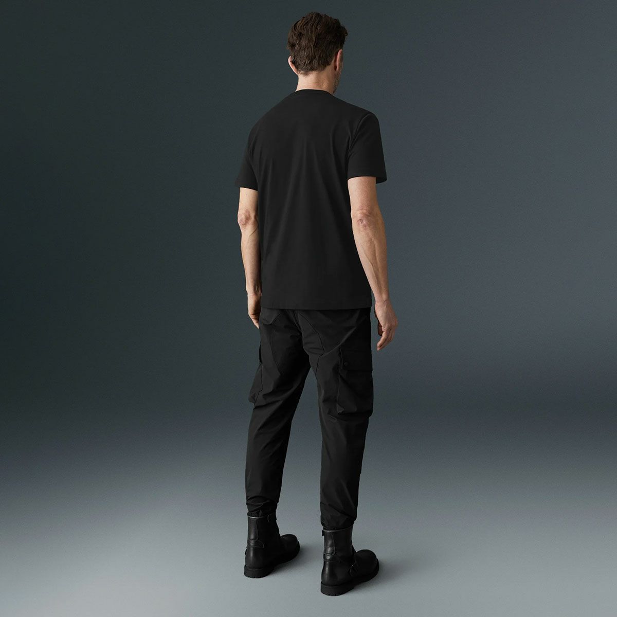 BELSTAFF｜アンブロークン Tシャツ｜ブラック｜モデル着用