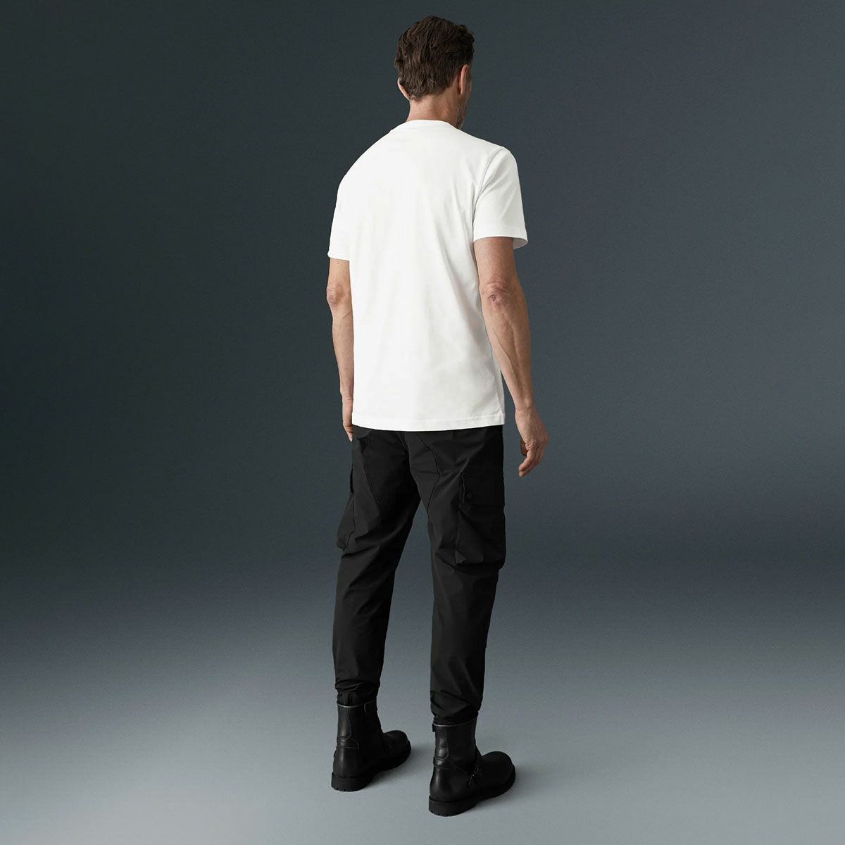 BELSTAFF｜アンブロークン Tシャツ｜ホワイト｜モデル着用