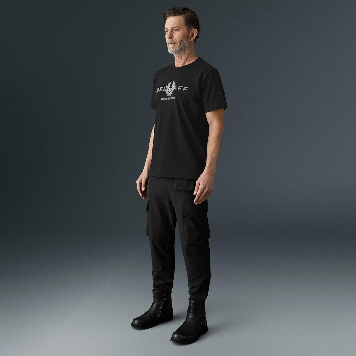 BELSTAFF｜アンブロークン Tシャツ｜ブラック｜モデル着用