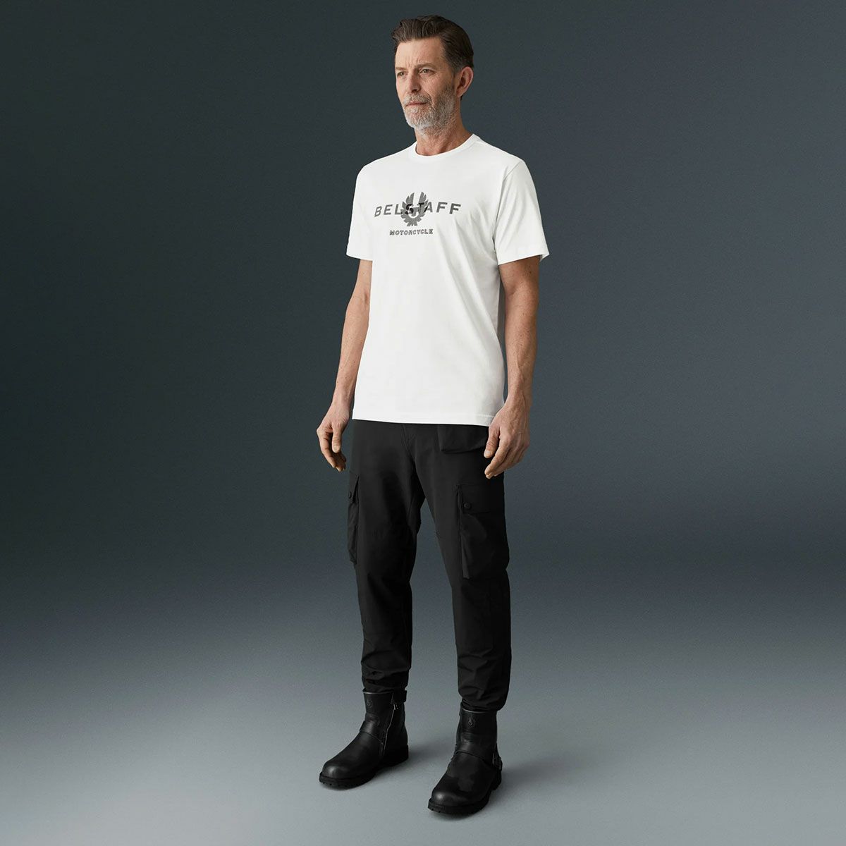 BELSTAFF｜アンブロークン Tシャツ｜ホワイト｜モデル着用