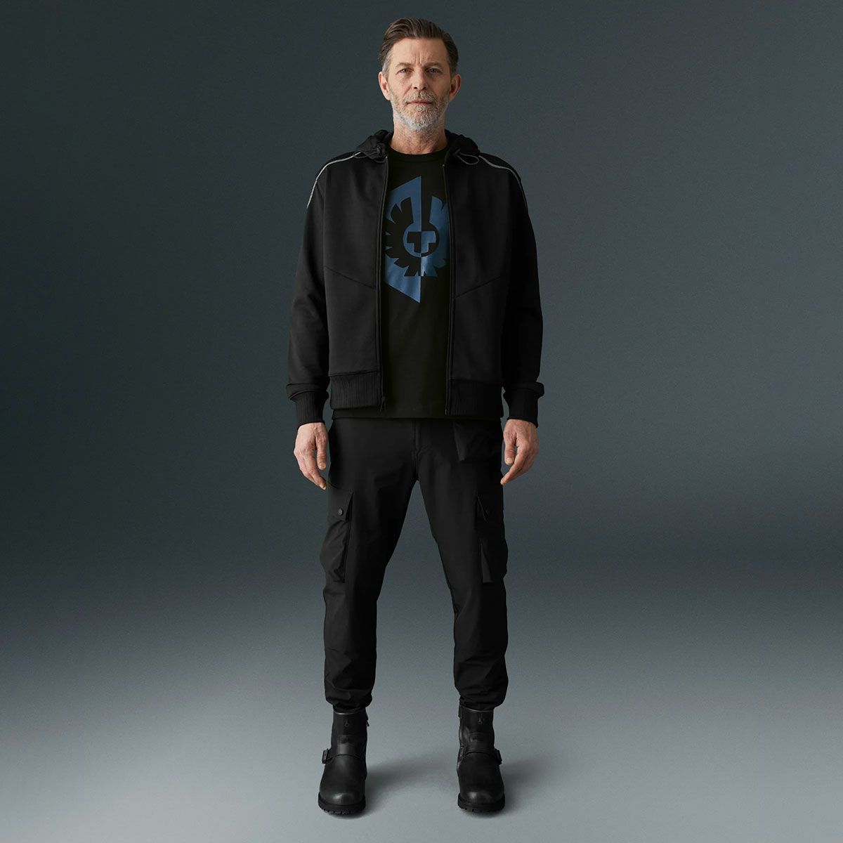 BELSTAFF｜シャドウ Tシャツ｜ブラック｜モデル着用