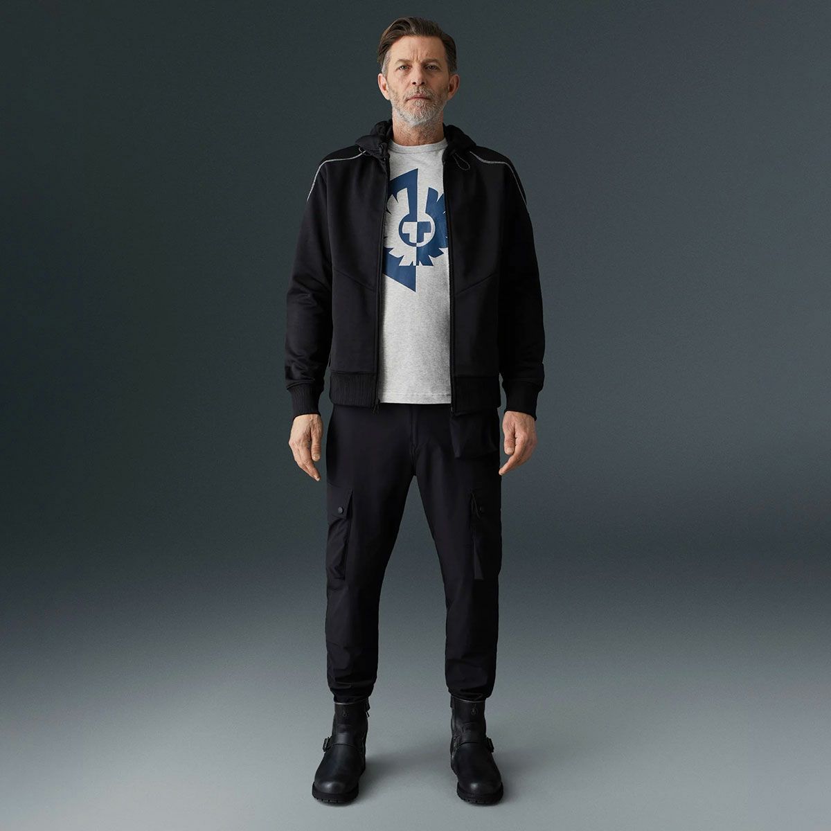 BELSTAFF｜シャドウ Tシャツ｜グレー｜モデル着用