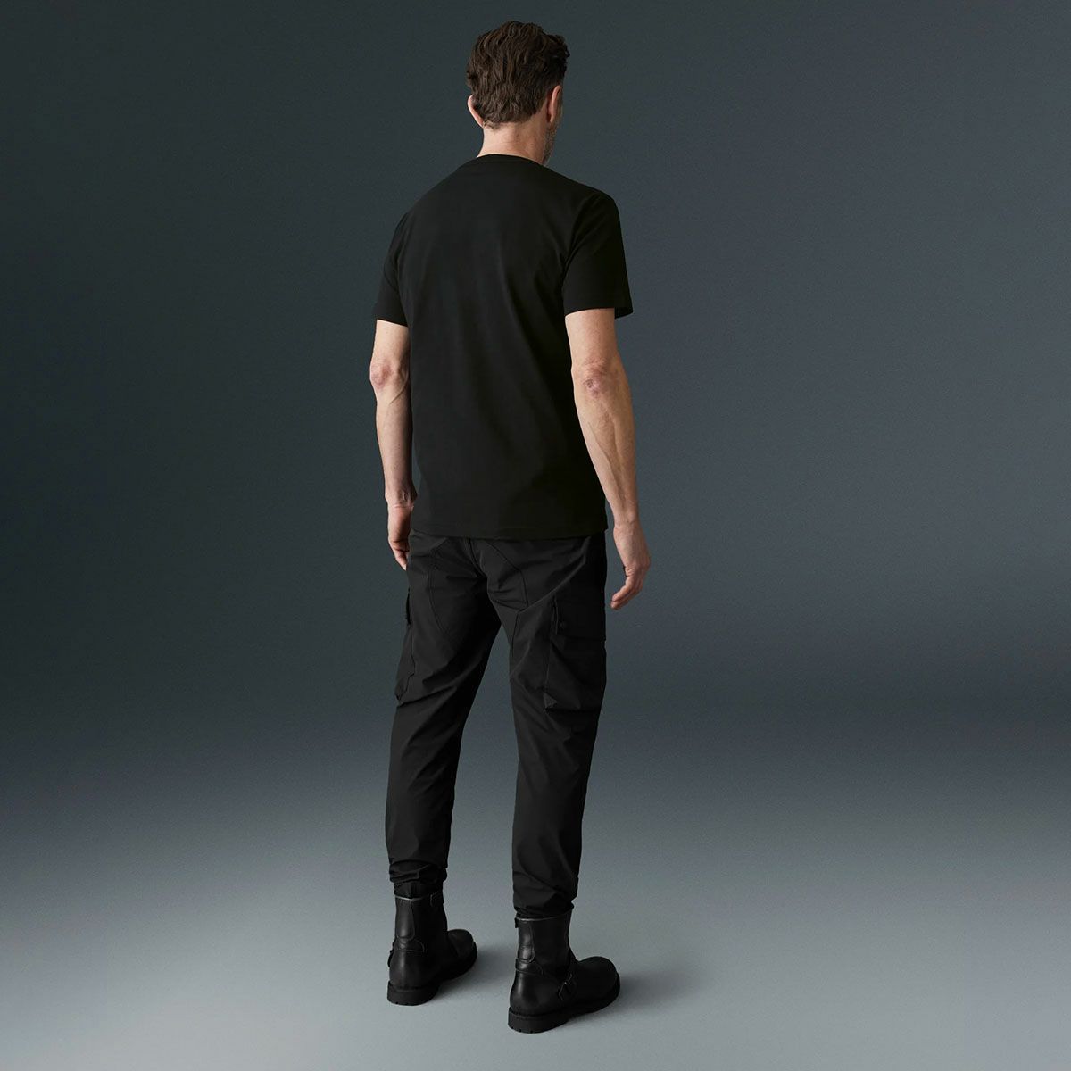 BELSTAFF｜シャドウ Tシャツ｜ブラック｜モデル着用