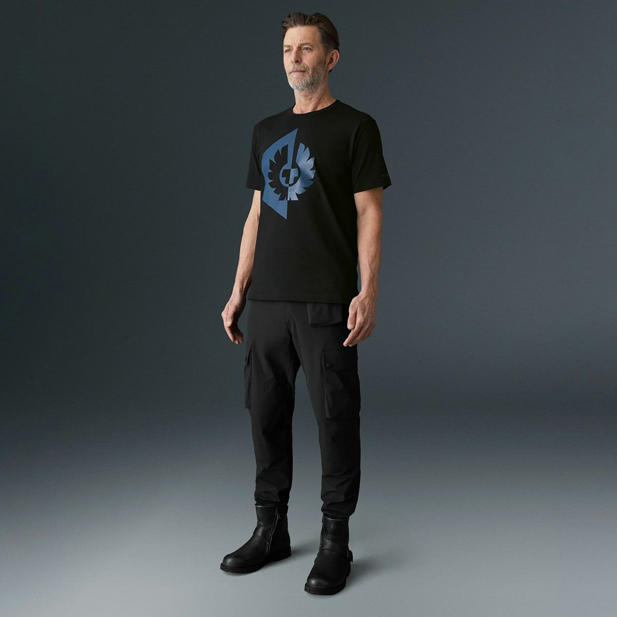 BELSTAFF｜シャドウ Tシャツ｜ブラック｜モデル着用