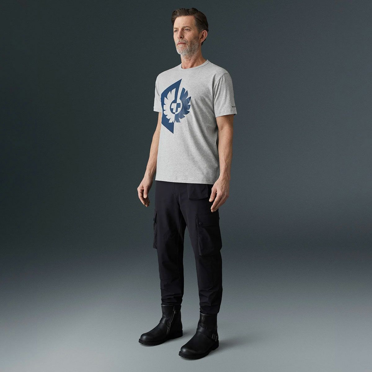 BELSTAFF｜シャドウ Tシャツ｜グレー｜モデル着用
