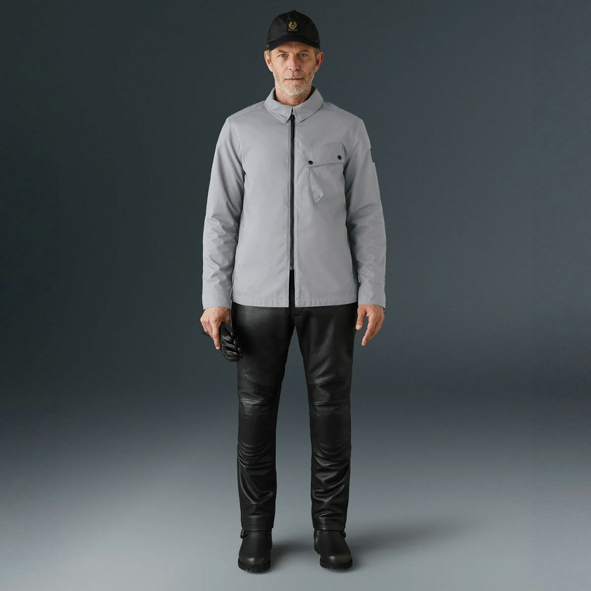 BELSTAFF｜シロッコ モーターサイクル オーバーシャツ｜ファブリック｜グラナイトグレー｜モデル着用