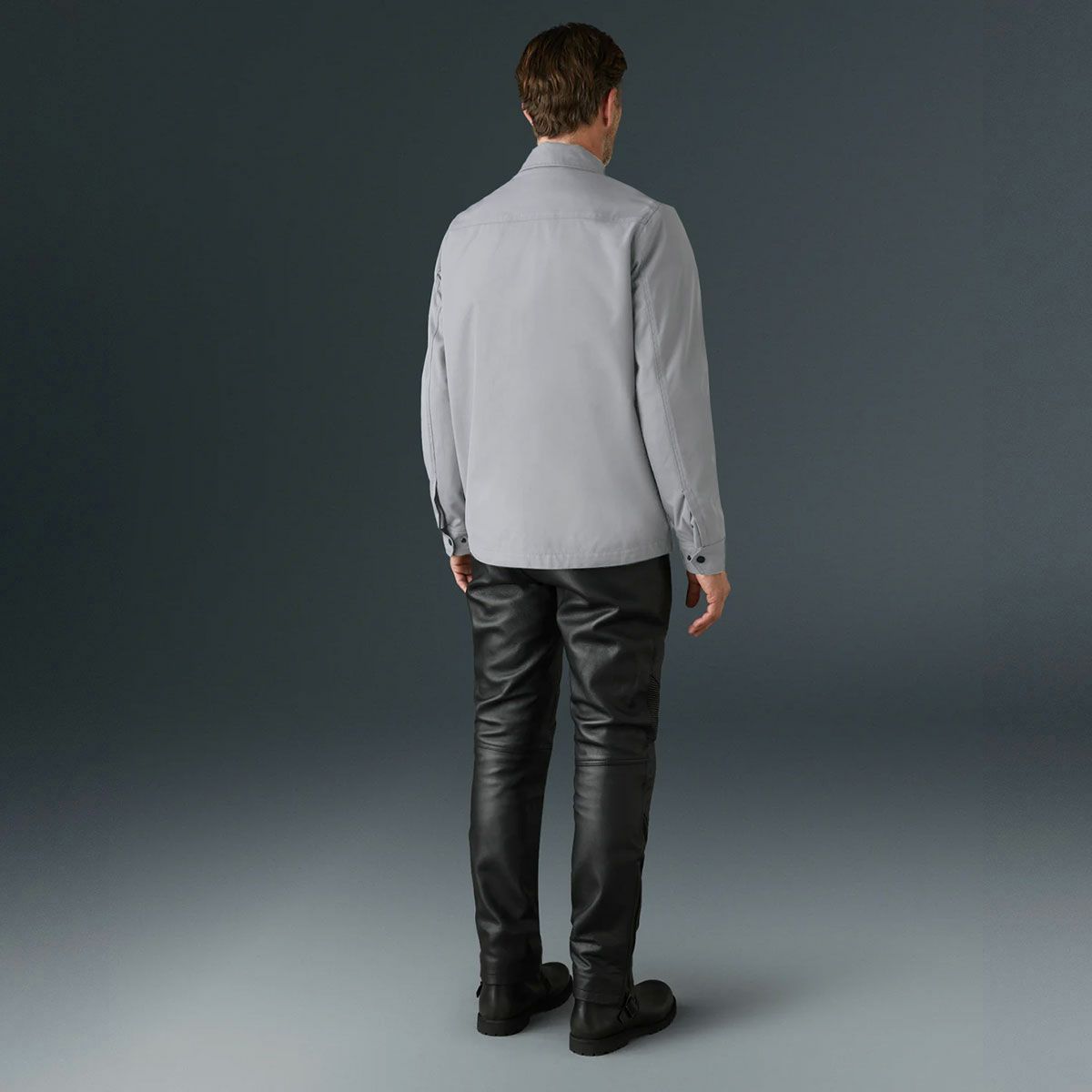 BELSTAFF｜シロッコ モーターサイクル オーバーシャツ｜ファブリック｜グラナイトグレー｜モデル着用