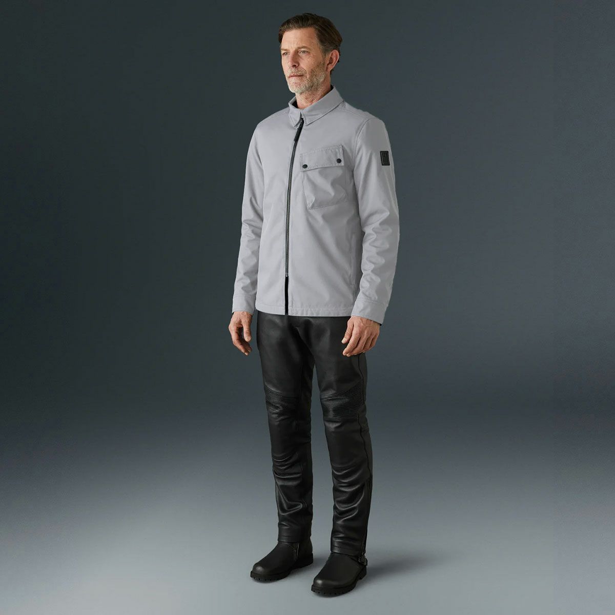 BELSTAFF｜シロッコ モーターサイクル オーバーシャツ｜ファブリック｜グラナイトグレー｜モデル着用
