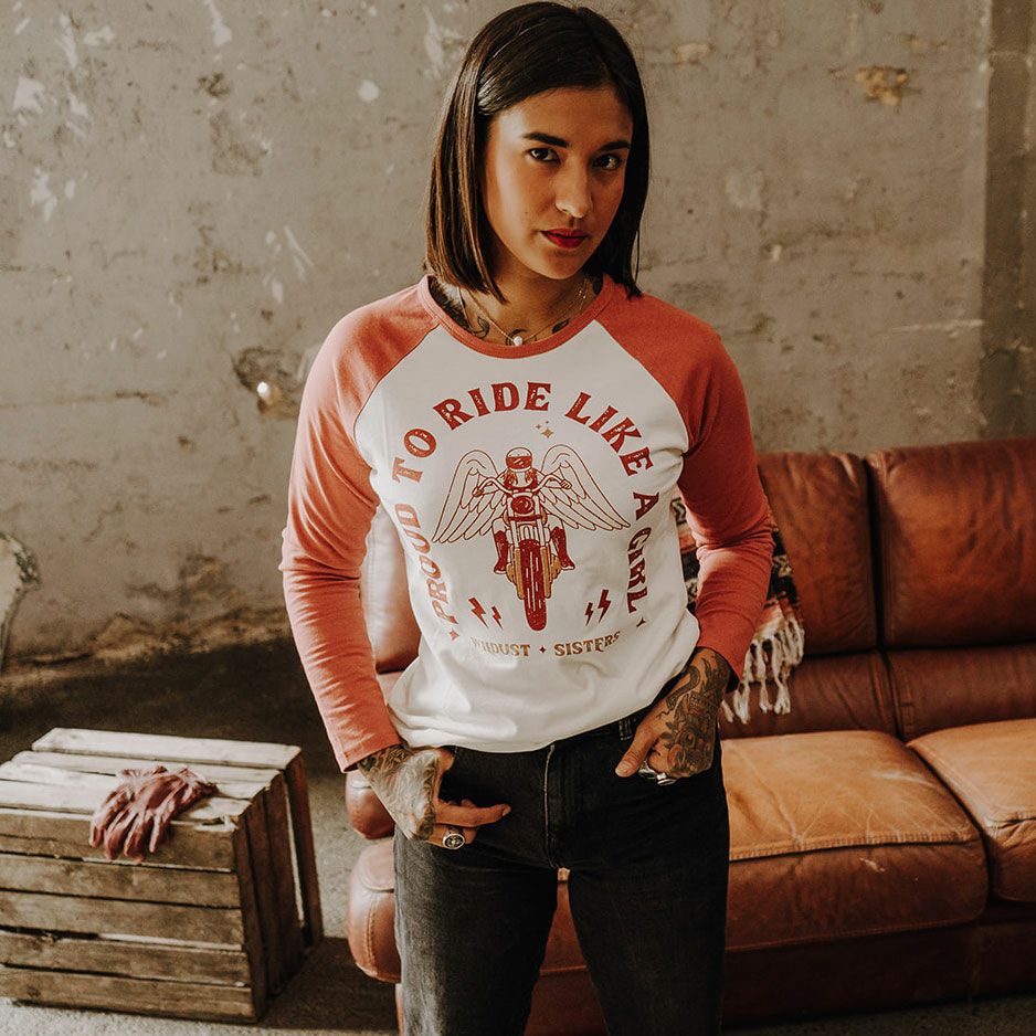 WILDUST｜ベースボール Tシャツ ライド ライク ア ガール｜ロングスリーブ｜アイボリー×テラコッタレッド｜モデル着用