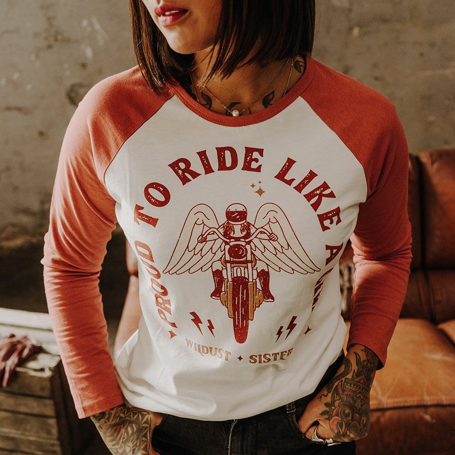 WILDUST｜ベースボール Tシャツ ライド ライク ア ガール｜ロングスリーブ｜アイボリー×テラコッタレッド｜モデル着用