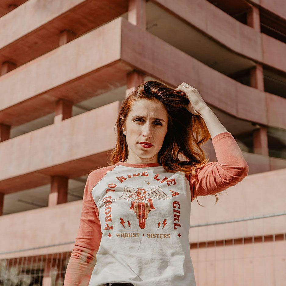 WILDUST｜ベースボール Tシャツ ライド ライク ア ガール｜ロングスリーブ｜アイボリー×テラコッタレッド｜モデル着用
