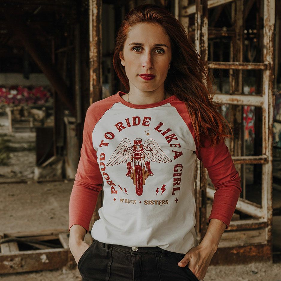WILDUST｜ベースボール Tシャツ ライド ライク ア ガール｜ロングスリーブ｜アイボリー×テラコッタレッド｜モデル着用