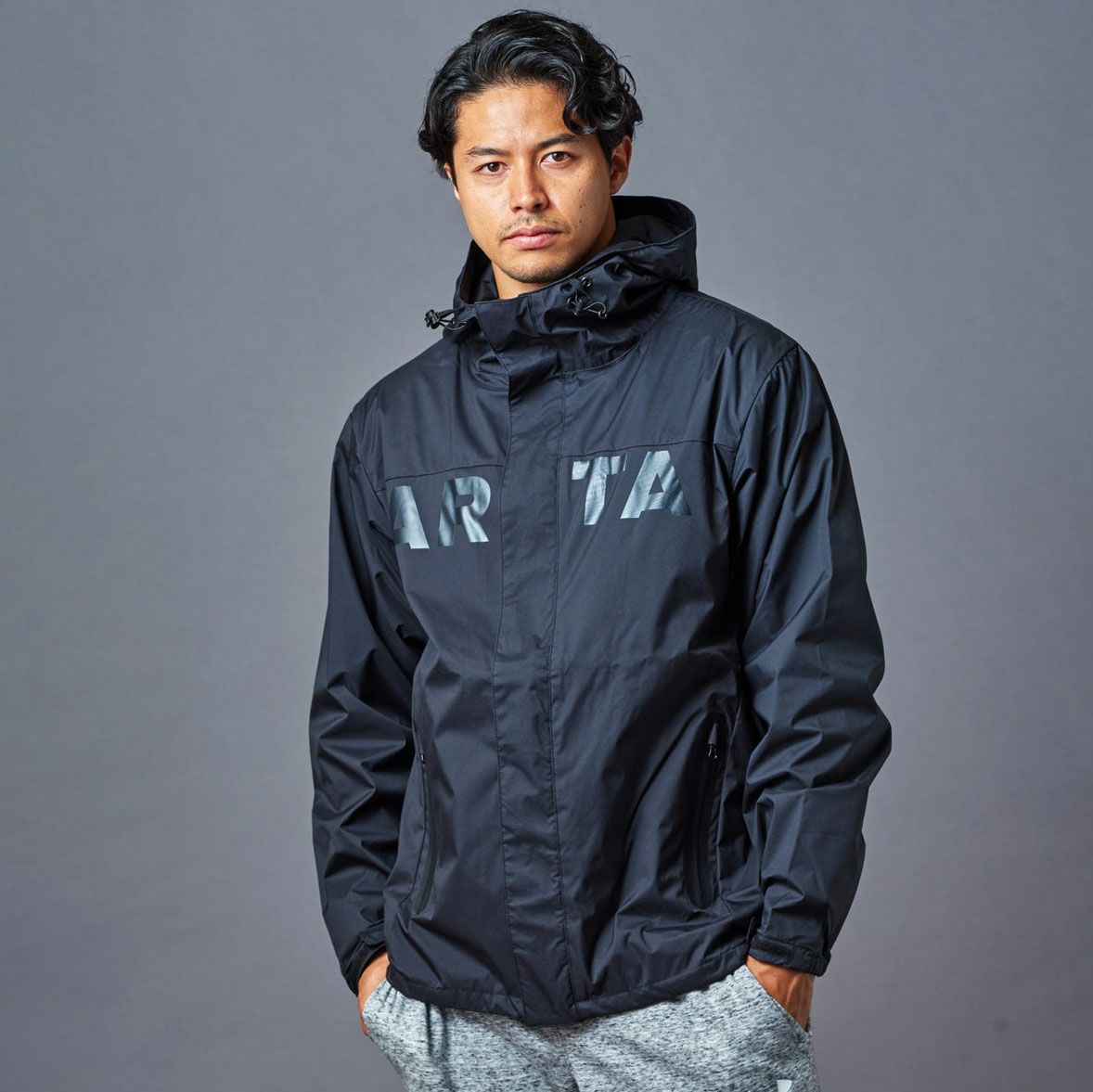 ARTA｜ARTA マウンテン パーカー｜ウィンドブレーカー｜ブラック｜モデル着用