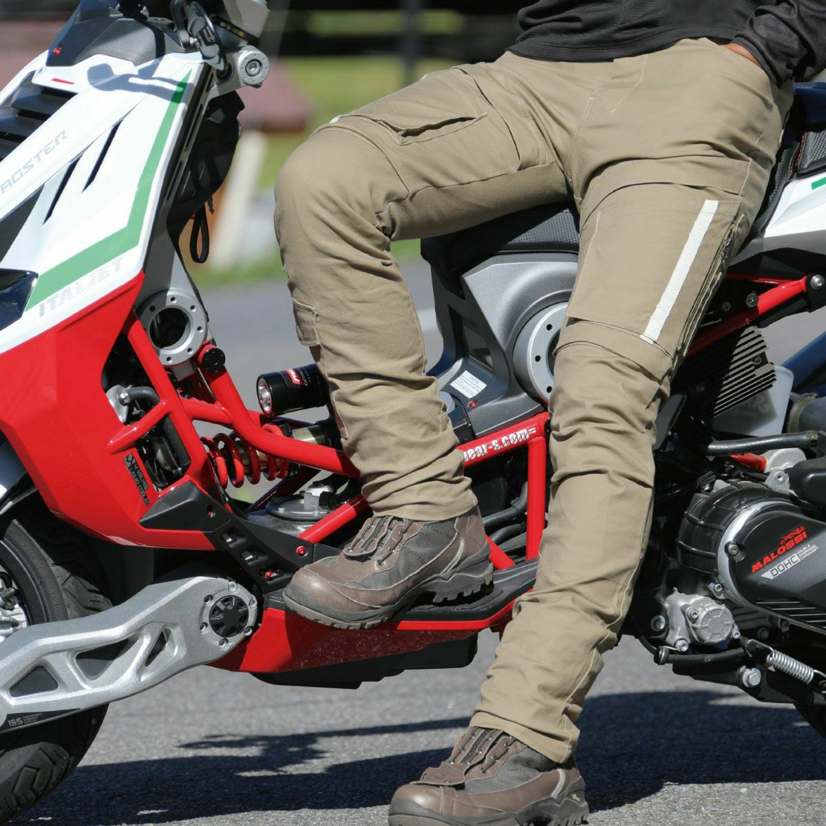 SHINICHIRO ARAKAWA｜ポルターレ｜チノ・カーゴ｜サンドベージュ｜モデル着用