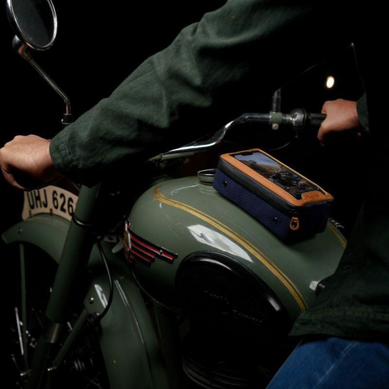 Trip Machine｜ナビゲーター｜タンクバック｜ブルー×タン｜使用イメージ