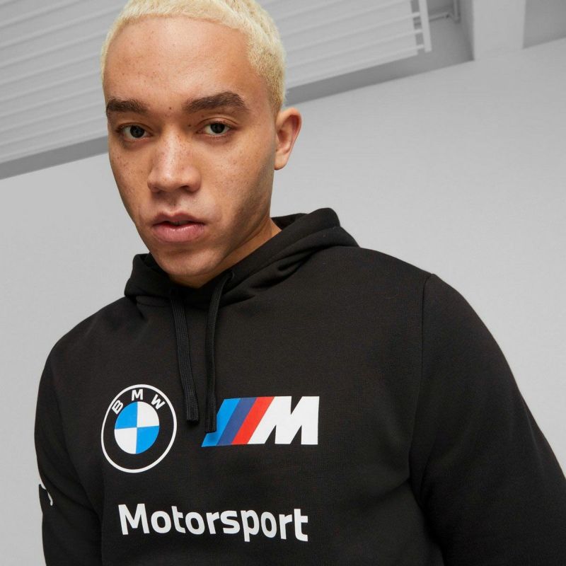 BMW PUMA｜BMW FT エッセンシャル フーディー｜ブラック｜モデル着用