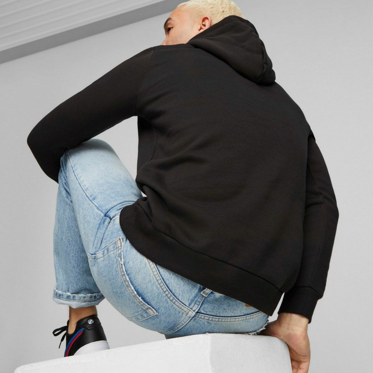 BMW PUMA｜BMW FT エッセンシャル フーディー｜ブラック｜モデル着用