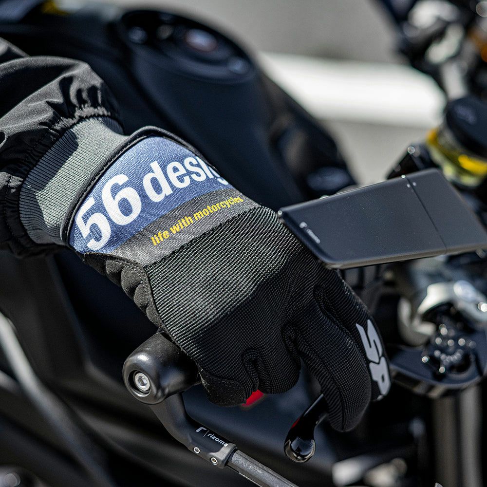 56design｜スラッシュ グローブ レディ｜3シーズン｜ブルー｜モデル着用