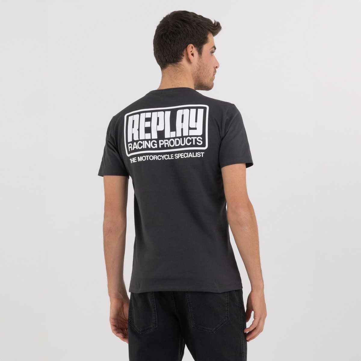 Replay｜レーシング プリント Tシャツ｜ニアリーブラック｜モデル着用