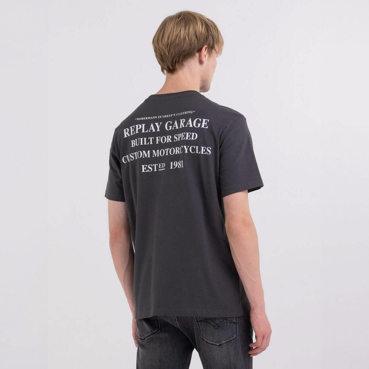 Replay｜モーターサイクル ドッグ プリント Ｔシャツ｜ニアリーブラック｜モデル着用