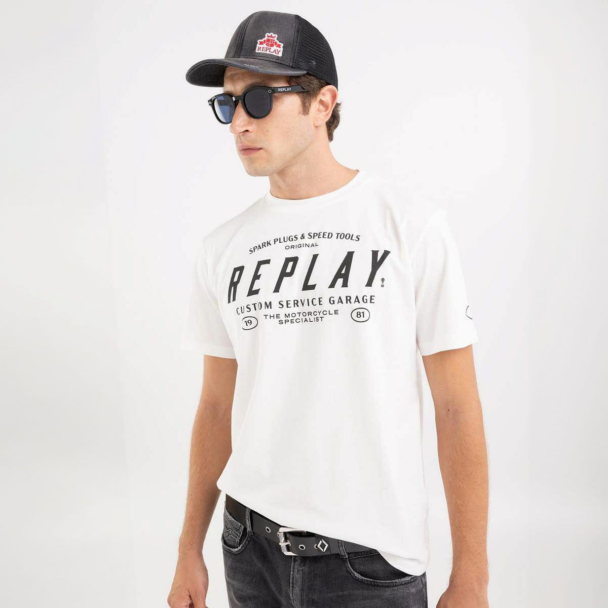 Replay｜カスタムガレージ プリント Ｔシャツ｜ホワイト｜モデル着用