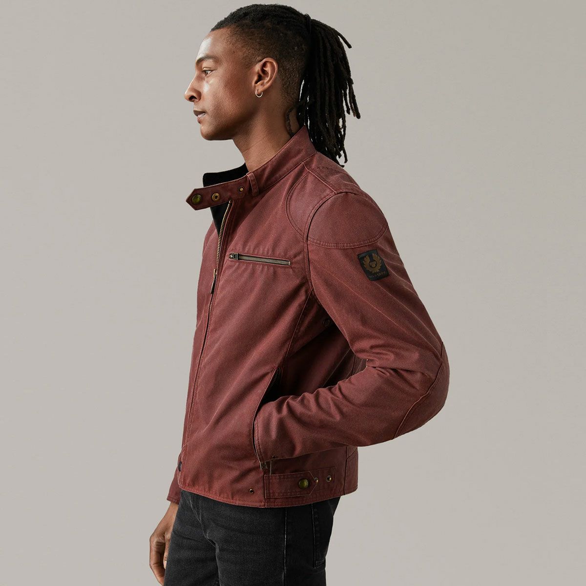 BELSTAFF｜アリエル モーターサイクル ジャケット｜ファブリック｜レーシングレッド｜モデル着用