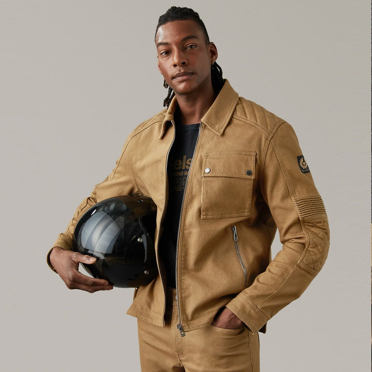 BELSTAFF｜アウトライダー オーバーシャツ｜ファブリック｜ブリティッシュカーキ｜モデル着用