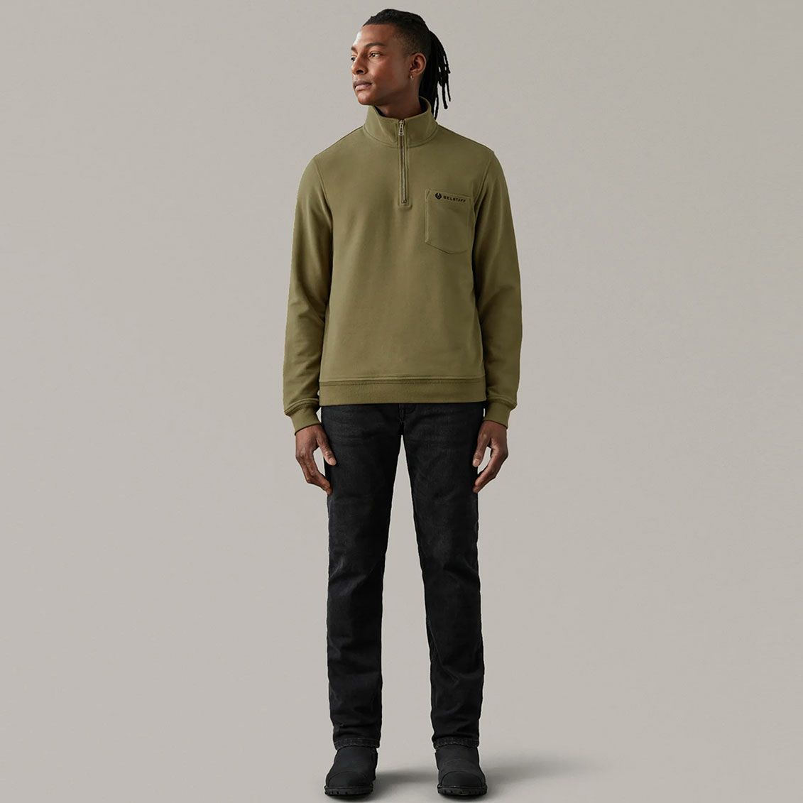BELSTAFF｜クォーター ジップ ジャージ｜スウェット｜ベルスタッフオリーブ｜モデル着用
