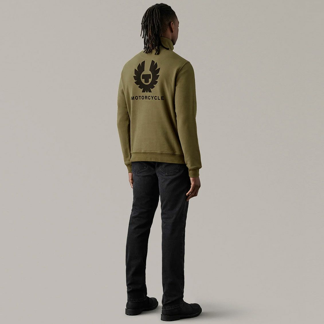 BELSTAFF｜クォーター ジップ ジャージ｜スウェット｜ベルスタッフオリーブ｜モデル着用